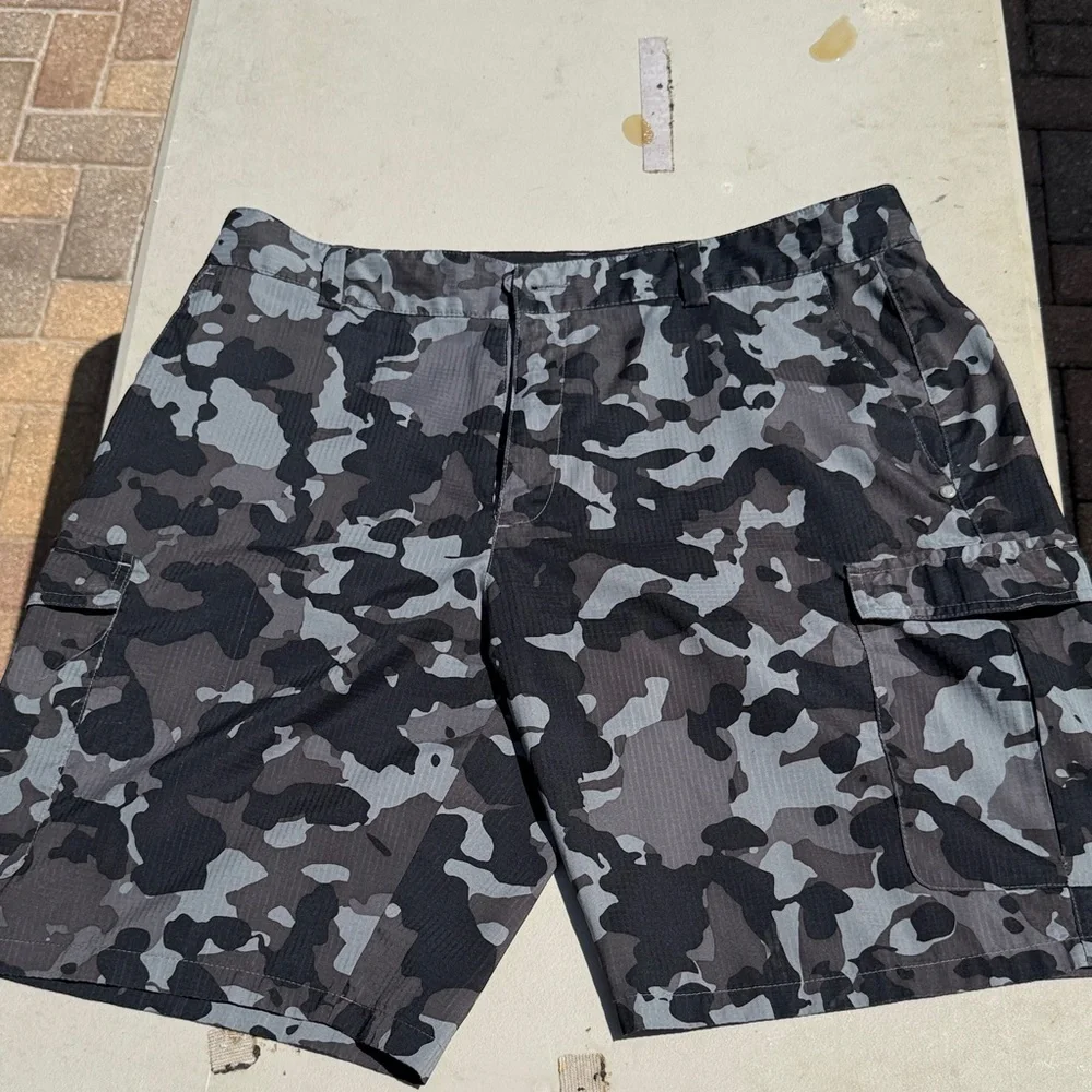Under Armour Men's Black & Gray Camouflage Cargo Shorts size 36 - Picture 1 of 6